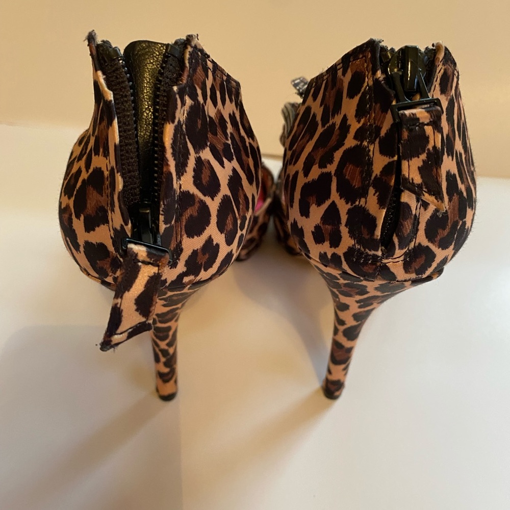 Seriously sexy Betsey Johnson animal print heels! - Picture 2 of 9